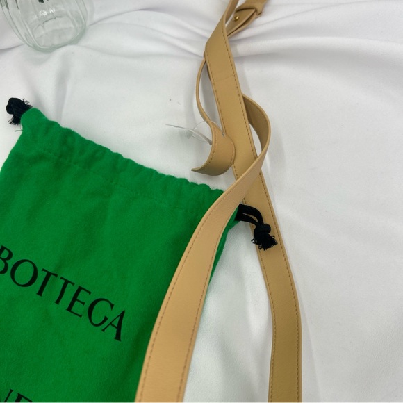 100% Authentic Bottega Veneta Cassette Beige Leather Shoulder Bag 674-111424 - Picture 13 of 14